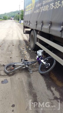 Поліція шукає водія, який збив у Мукачеві велосипедиста і втік – 01