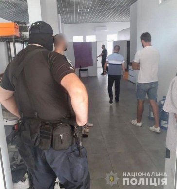 Масштабне викриття у Мукачеві: поліція показала відео – 02