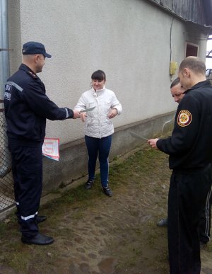 Рятувальники Тячівщини вчили громадян, як уникнути пожежі вдома й на роботі – 03