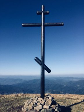 На Полонині Руна замість зрубленого вандалами встановили новий залізний хрест – 01