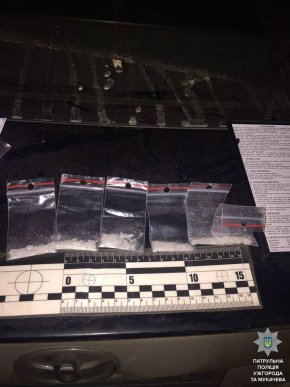 У Мукачеві та Ужгороді патрульні затримали молодиків з наркотиками – 03