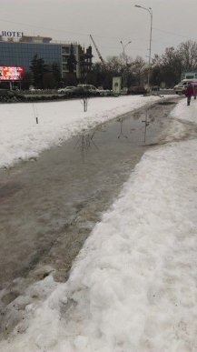 Тротуари Ужгорода залиті водою, людям пересуватись дуже важко – 06