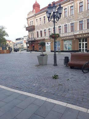 Вранці чоловік наробив шкоди в центрі Ужгорода – 02