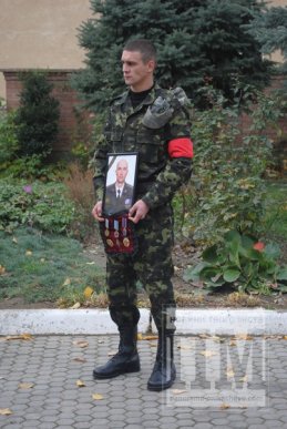 Сотні заплаканих очей провели в останню дорогу загиблого у зоні АТО мукачівця (ФОТОРЕПОРТАЖ) – 02