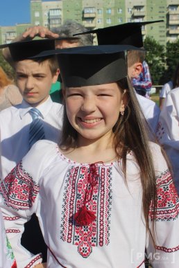 У Мукачівській ЗОШ №11 урочисто відзначили свято останнього дзвоника – 05 У Мукачівській ЗОШ №11 урочисто відзначили свято останнього дзвоника – 05
