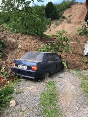 "Відключені газ та світло. Є загроза повторного зсуву": очільник Мукачівщини про ситуацію у Кольчині – 01