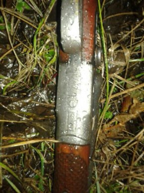 На Закарпатті під час втечі від прикордонників мисливці викидали зброю та тушки вбитих звірів – 03