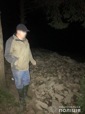 Висипав сміття на берег річки: поліція відреагувала на скандальне відео – 01