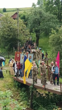 Одна з громад Закарпаття попрощалась із загиблим захисником – 04