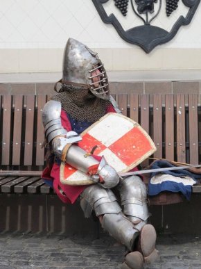 У центрі Ужгорода лицарі влаштували середньовічну битву – 02