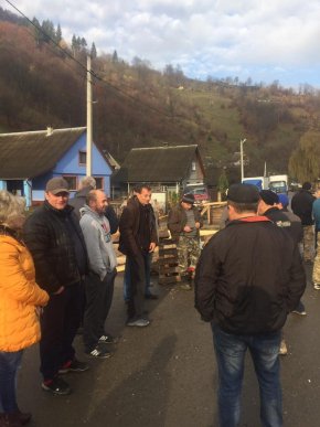 На Закарпатті перекрили дорогу – 07