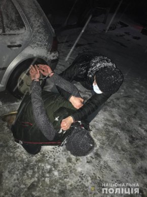 Чекав на свого клієнта: поліцейські розповіли, чому затримали закарпатця – 01