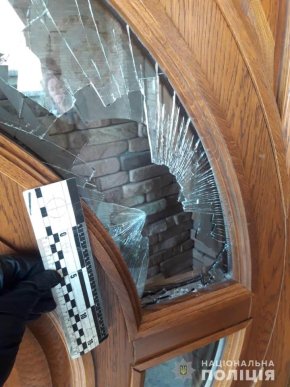 Увірвалась з сокирою на подвір’я, кричала і погрожувала: що коїлося на Хустщині – 01