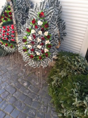 На ринках Мукачева попри заборону продають штучні вінки і квіти – 04