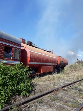 Пожежа у Мукачеві: на місце викликали рятувальників та пожежний потяг – 04 Пожежа у Мукачеві: на місце викликали рятувальників та пожежний потяг – 04