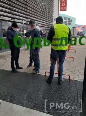 Червона зона у Мукачеві: як працюють ринки, магазини і громадський транспорт – 02