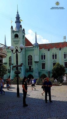 У центрі Мукачева патрульні спілкувалися з містянами – 02