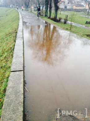 Окремі вулиці, тротуари та частина набережної Мукачева – у воді. Люди не приховують обурення – 09 Окремі вулиці, тротуари та частина набережної Мукачева – у воді. Люди не приховують обурення – 09