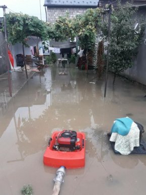 Рятувальники ліквідовують наслідки сильної зливи в Ужгороді  – 02