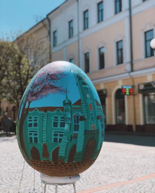 Центр Мукачева прикрасили великими великодніми писанками – 03