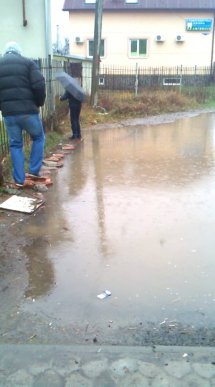 Мешканці однієї з вулиць Мукачева мусять пройти через багнюку, аби потрапити до церкви чи школи – 02