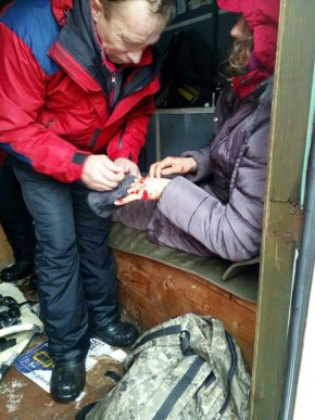 На Закарпатті жінка зірвалася з обледенілого схилу та скотилася у 300-метрову прірву – 02