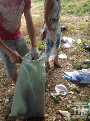 Свідомі мукачівці очищали набережну міста від сміття (ФОТО) – 17 Свідомі мукачівці очищали набережну міста від сміття (ФОТО) – 17