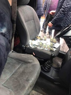 В Іршаві затримали чиновника під час отримання чималого хабара – 01