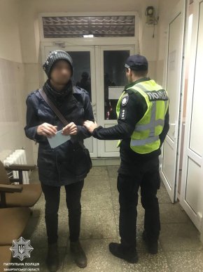 В Ужгороді посеред вулиці помітили підозрілого чоловіка – 01