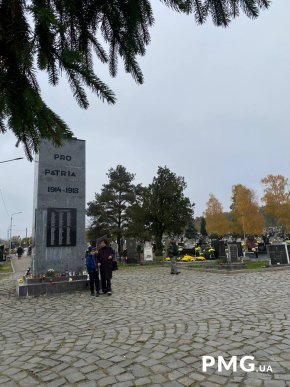 Запалюють свічки та приносять квіти: як проходить День пам’яті померлих на Закарпатті – 08