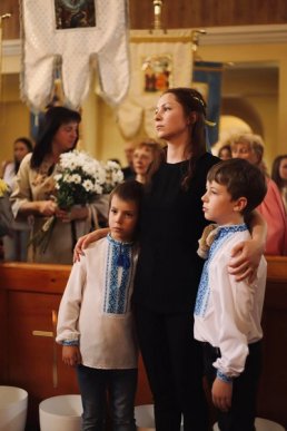 На похорон прийшли сотні людей: Мукачево попрощалося із Романом Жуком – 14