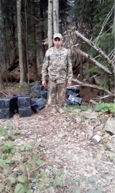 Поблизу кордону знайшли 20 ящиків із сигаретами – 02