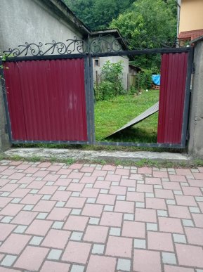 Завдали шкоди людям: поліція розповіла, що накоїла група неповнолітніх хлопців – 03