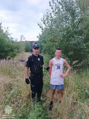 В Ужгороді група хлопців пошкодила майно будівлі – 02 В Ужгороді група хлопців пошкодила майно будівлі – 02