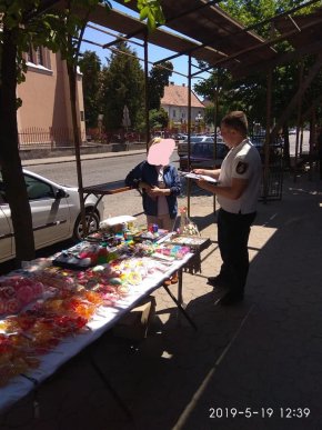 У Мукачеві муніципали складали протоколи на вуличних торговців – 01