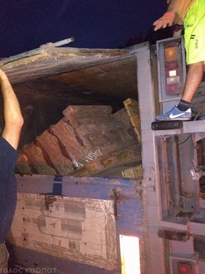 На Виноградівщині перевернулася фура з алкоголем – 05 На Виноградівщині перевернулася фура з алкоголем – 05