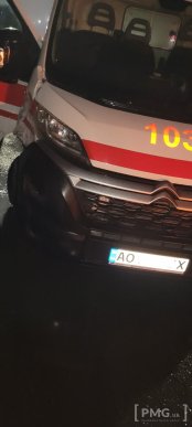 У Ракошині "швидка" в’їхала у легковик – 03