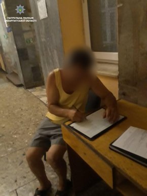 Вночі п’яний чоловік хотів "домовитися" із патрульними у Мукачеві – 01