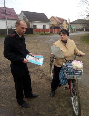 Рятувальники Тячівщини вчили громадян, як уникнути пожежі вдома й на роботі – 02