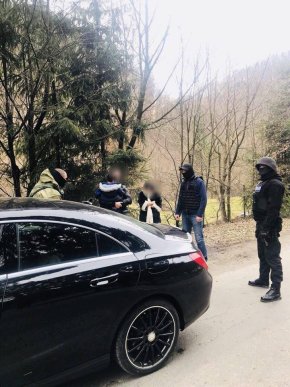 На Закарпатті затримали жінку, яка під прикриттям поліції обкрадала людей на вокзалі – 01