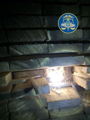 Словак "напакував" вантажівку сигаретами і намагався їх перевезти – 02