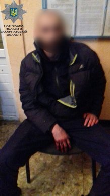 У Мукачеві невідомі розбили скло на автомобілі: зловмисники залишили сліди крові в салоні таксі – 03