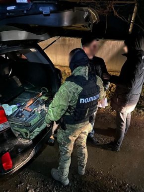 Гранатомет та автомат Калашникова: поліція показала відео затримання закарпатця – 01