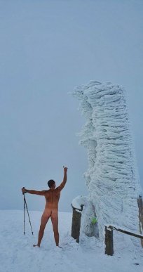 Чоловік сфотографувався на вершині Говерли голяка – 01