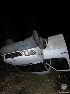 Одна з машин перекинулась на дах: на трасі Київ-Чоп сталась аварія – 02 Одна з машин перекинулась на дах: на трасі Київ-Чоп сталась аварія – 02
