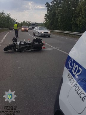 Жахлива ДТП на трасі "Київ-Чоп": "Mercedes" зіткнувся із двома мотоциклами – 01