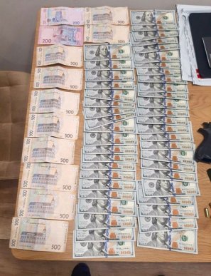 На Закарпатті киянин організував масштабну шахрайську схему. Поліція затримала учасників банди – 02