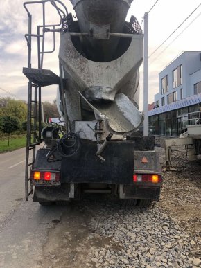 В Ужгороді на водія, який розлив бетон на проїжджій частині, склали протокол – 02