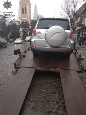 Як у Мукачеві вчора евакуйовували машини – 02