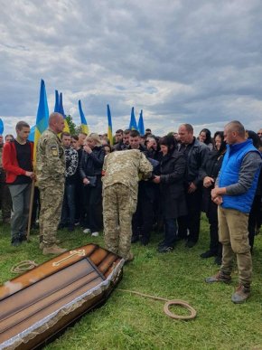 Поховали закарпатця, який загинув у важких боях на Донеччині – 04
